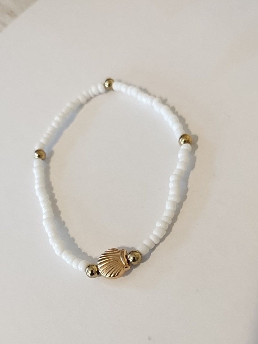 NWT Delicate White and Gold Elastic Beach Bead Bracelet Set - Picture 5 of 9